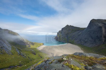 Foto de Vista sobre la playa de Bunes y las montañas circundantes, Parque Nacional de Lofotodden, Moskenesy, Islas Lofoten, Noruega - Imagen libre de derechos