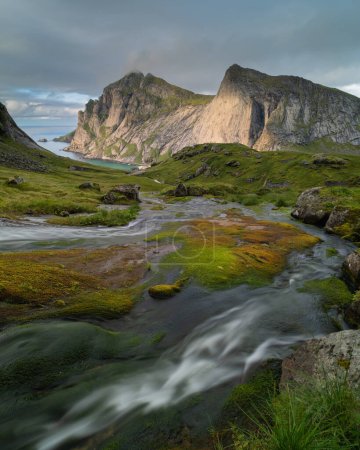 Téléchargez les photos : Petit ruisseau se jette vers les montagnes au-dessus de la plage de Bunes, parc national Lofotodden, Moskenesy, îles Lofoten, Norvège - en image libre de droit