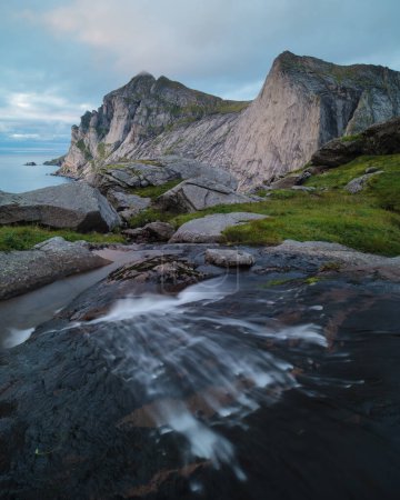 Foto de Pequeño arroyo fluye hacia las montañas por encima de la playa Bunes, Parque Nacional Lofotodden, Moskenesy, Islas Lofoten, Noruega - Imagen libre de derechos
