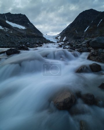 Foto de Agua de fusión que fluye desde el glaciar Steindalsbreen en Steindalen, Lyngen Alps, Troms y FInnmark, Noruega - Imagen libre de derechos