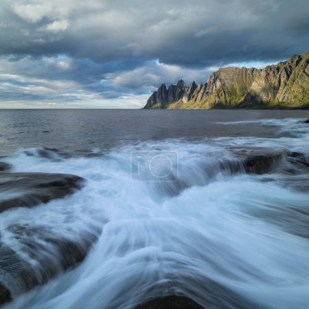 Téléchargez les photos : Des vagues coulent sur le rivage rocheux au belvédère Tungeneset, Senja, Norvège - en image libre de droit