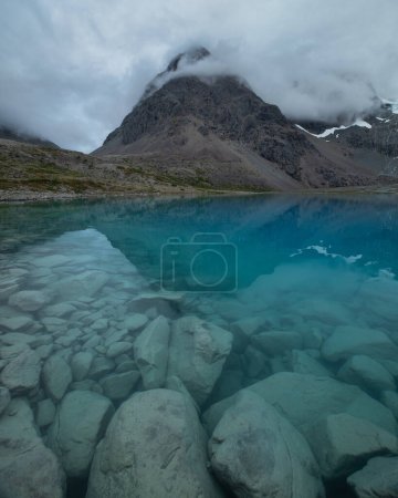 Téléchargez les photos : Eau glacée colorée du lac Blvatnet, Alpes Lyngen, Troms et Finnmark, Norvège - en image libre de droit