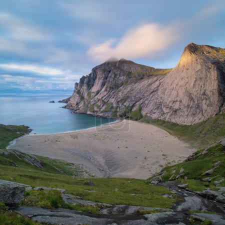 Téléchargez les photos : Vue sur la plage de Bunes et les montagnes environnantes, Parc national Lofotodden, Moskenesy, Îles Lofoten, Norvège - en image libre de droit
