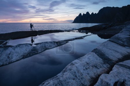 Foto de Fotógrafo y Okshornan en el mirador Tungeneset, Senja, Noruega - Imagen libre de derechos