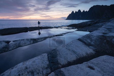 Foto de Fotógrafo y Okshornan en el mirador Tungeneset, Senja, Noruega - Imagen libre de derechos