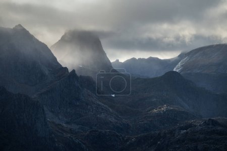 Téléchargez les photos : Averses de pluie d'automne tombant sur les montagnes escarpées de Moskenesy, Îles Lofoten, Norvège - en image libre de droit