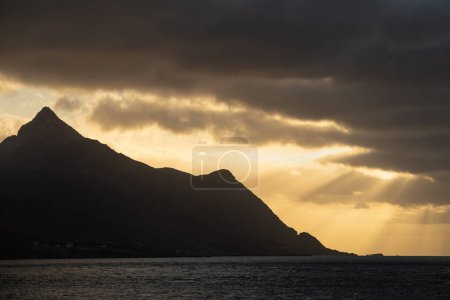 Téléchargez les photos : Rayons de lumière derrière Skottind, Îles Lofoten, Norvège - en image libre de droit