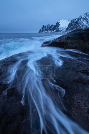 Téléchargez les photos : Des vagues coulent sur les côtes rocheuses de Tungeneset, Senja, Norvège - en image libre de droit