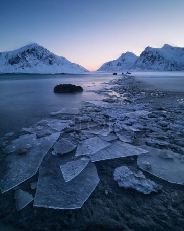 Téléchargez les photos : Glace de mer gelée à la ligne de marée sur la plage de Skagsanden, Flakstady, Îles Lofoten, Norvège - en image libre de droit