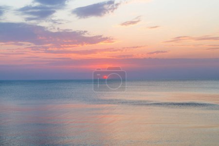Téléchargez les photos : Sunset and blue sea with waves at the Baltic sea. - en image libre de droit