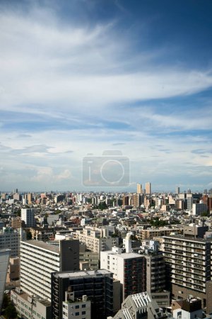 Téléchargez les photos : Tokyo Urban Skyline contre un ciel partiellement nuageux - en image libre de droit