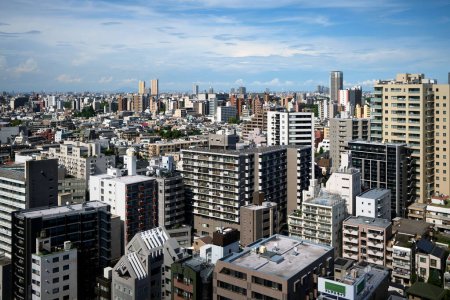 Téléchargez les photos : Tokyo Urban Skyline contre un ciel partiellement nuageux - en image libre de droit