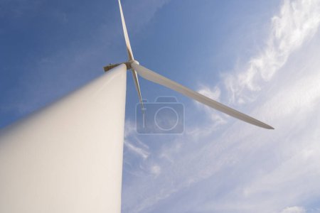 Foto de Turbina eólica que produce energías renovables alternativas - Imagen libre de derechos