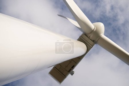 Foto de Mirando hacia arriba en la torre de la turbina de viento alta contra el cielo de verano. ángulo bajo - Imagen libre de derechos