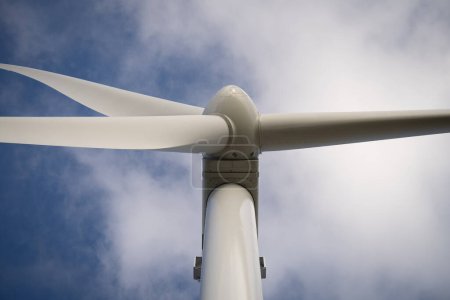 Téléchargez les photos : Gros plan abstrait sur les éoliennes produisant de l'énergie alternative - en image libre de droit