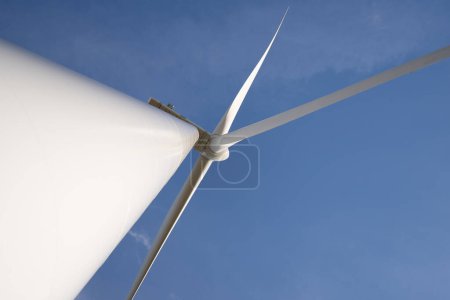 Téléchargez les photos : Gros plan de l'éolienne avec Blue Sky en arrière-plan - en image libre de droit