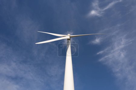 Foto de Molino de viento para la producción de energía eléctrica - Bottom Up gran angular - Imagen libre de derechos