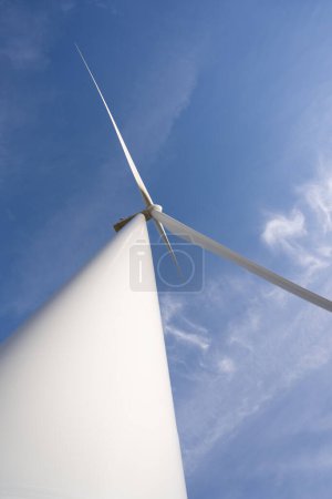 Téléchargez les photos : Vue rapprochée de la turbine d'un moulin à vent à générateur d'énergie éolique
. - en image libre de droit