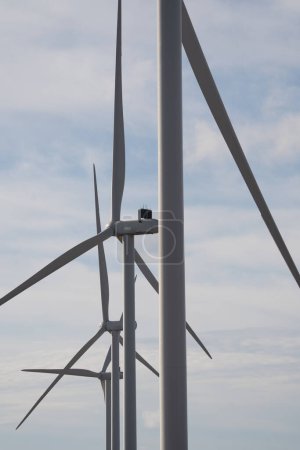 Foto de Muktiple Turbina eólica - Desarrollo sostenible, respetuoso con el medio ambiente - Imagen libre de derechos