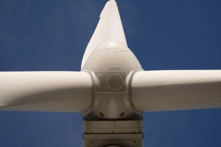 Téléchargez les photos : Vue rapprochée détaillée de l'éolienne, du générateur, du rotor et de la pale - en image libre de droit