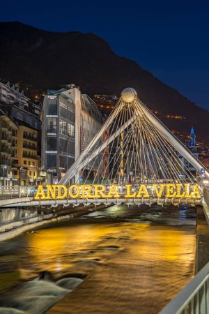 Téléchargez les photos : Pont de Paris, Paysage urbain d'Andorre-la-Vieille, Andorre - en image libre de droit