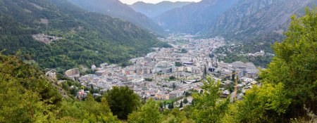 Téléchargez les photos : Paysage urbain en été d'Andorre La Vella, Andorre
. - en image libre de droit