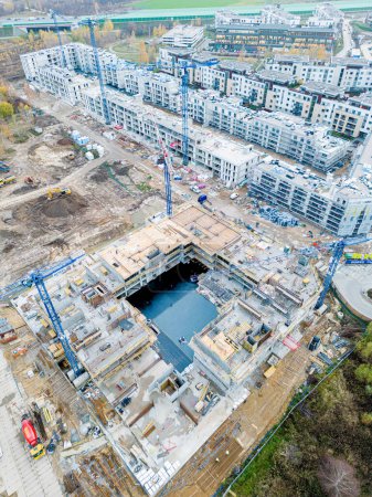 Foto de Vista aérea del sitio de construcción con grúa y construcción. Vista superior de la construcción y arquitectura de gran desarrollo. - Imagen libre de derechos