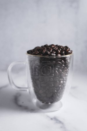 Foto de Granos de café en taza de vidrio, Vista superior - Imagen libre de derechos