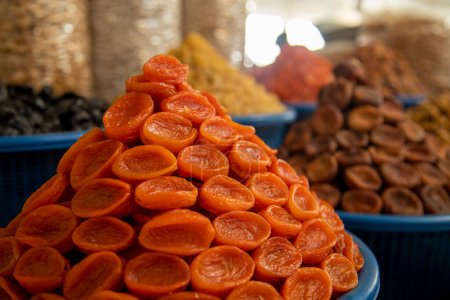 Téléchargez les photos : Les abricots secs dans un bazar Samarkand. - en image libre de droit
