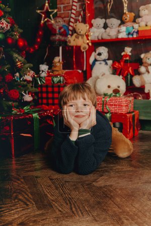 Téléchargez les photos : Enfant sous arbre de Noël décoré - en image libre de droit