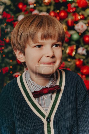 Foto de Niño bajo el árbol de navidad decorado - Imagen libre de derechos