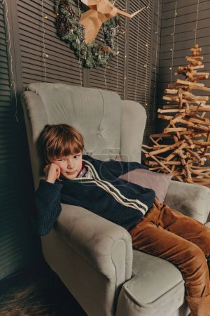 Foto de Niño bajo el árbol de navidad decorado - Imagen libre de derechos