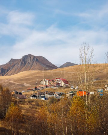 Téléchargez les photos : Petite ville de montagne et forêt d'automne de vue - en image libre de droit