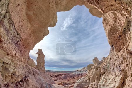 Téléchargez les photos : Vue de l'intérieur d'une grotte peu profonde dans la forêt de Jasper au parc national de la forêt pétrifiée Arizona. - en image libre de droit