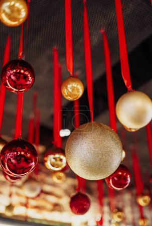 Foto de Decoraciones decorativas en forma de bola de Navidad colgando del techo - Imagen libre de derechos