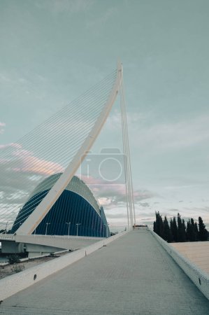 Foto de Valencia, España: 2022 9 de diciembre: Panorama fuera de CaixaForum Valencia, Museo de Ciencias y Artes de la capital de la Comunidad Valenciana en 2022. - Imagen libre de derechos