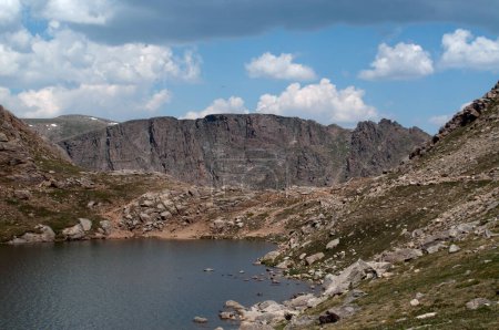 Téléchargez les photos : Lac de montagne sous le ciel bleu avec des nuages - en image libre de droit