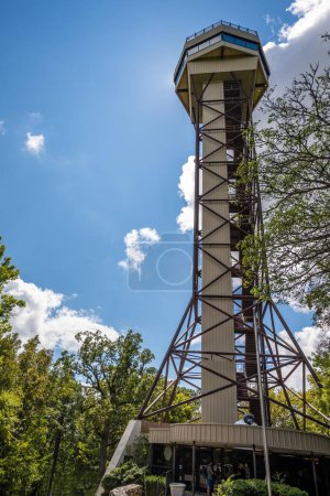 Foto de Hot Springs NP, AR, Estados Unidos - 10 de septiembre de 2022: The Hot Springs Mountain Tower - Imagen libre de derechos