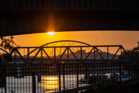 Téléchargez les photos : Un pont en arc qui enjambe la rivière Arkansas reliant les villes de Little Rock - en image libre de droit