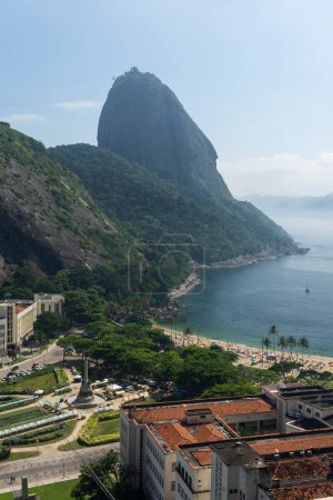 Téléchargez les photos : Belle vue sur la montagne de pain de sucre rocheuse par temps ensoleillé à Rio de Janeiro, Brésil - en image libre de droit