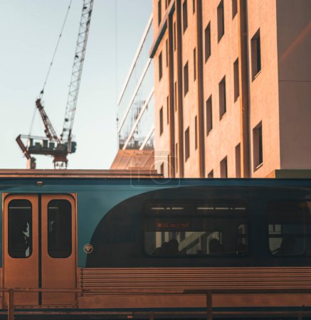 Foto de Tren en la ciudad puesta del sol centro miami dade transporte de personas - Imagen libre de derechos