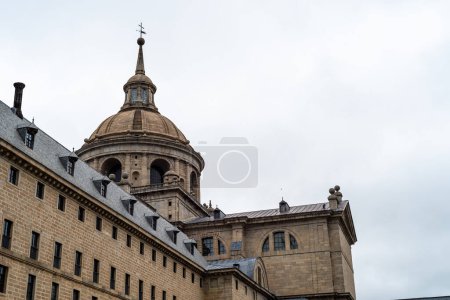 Téléchargez les photos : Monastère Royal de San Lorenzo de El Escorial près de Madrid, Espagne. Jour d'hiver nuageux - en image libre de droit