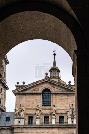 Foto de Real Monasterio de San Lorenzo de El Escorial cerca de Madrid, España. Día nublado de invierno - Imagen libre de derechos