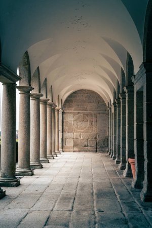 Foto de Real Monasterio de San Lorenzo de El Escorial cerca de Madrid, España. Día nublado de invierno. Arcade. - Imagen libre de derechos
