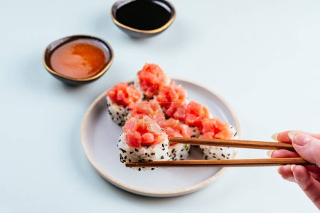 Foto de Rollos de sushi con semillas de atún y sésamo - Imagen libre de derechos