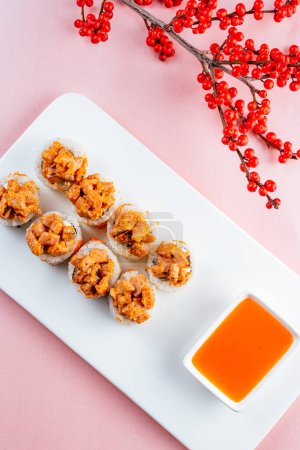 Téléchargez les photos : Rouleaux de sushi avec bouchons cuits au four - en image libre de droit