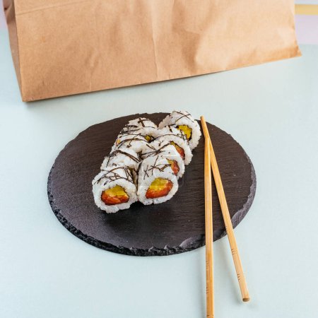 Foto de Rollos de sushi con salmón y daikon - Imagen libre de derechos