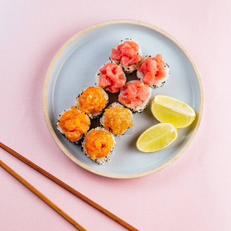 Foto de Rollos de sushi con semillas de atún y sésamo - Imagen libre de derechos