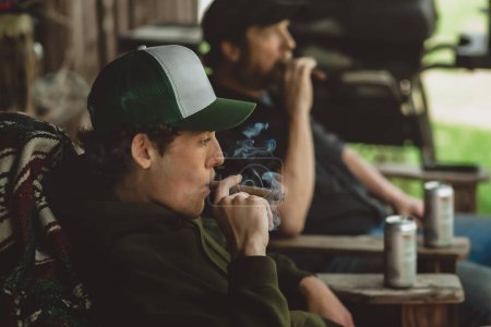 Téléchargez les photos : Jeunes hommes fumant le cigare avec papa - en image libre de droit