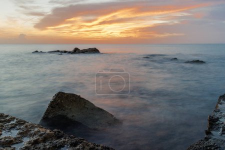 Téléchargez les photos : Lever de soleil sur la plage de Fort à Vinaros, Espagne - en image libre de droit